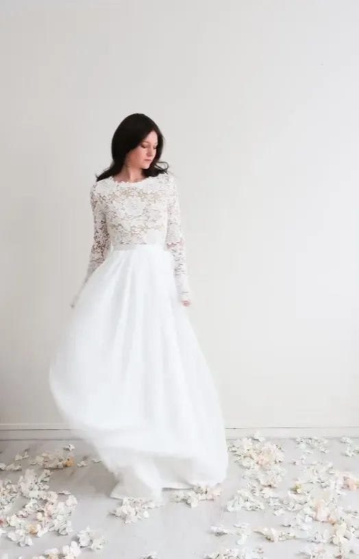 Robe de mariée longue ILONA en dentelle fine avec jupe en tulle fluide, vue de face