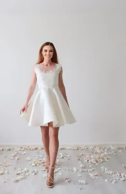 Robe de mariée MONTMARTRE avec encolure carrée et jupe patineuse, vue de face