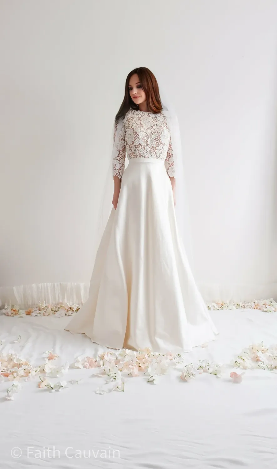 Robe de mariée princesse GRACE en dentelle et soie avec traîne, vue de face