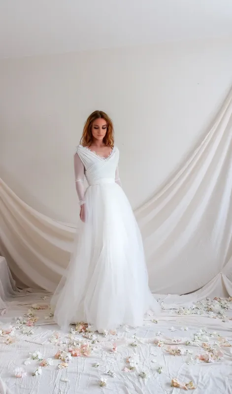 Robe de mariée longue PIA en tulle avec haut drapé et détails floraux, vue de face