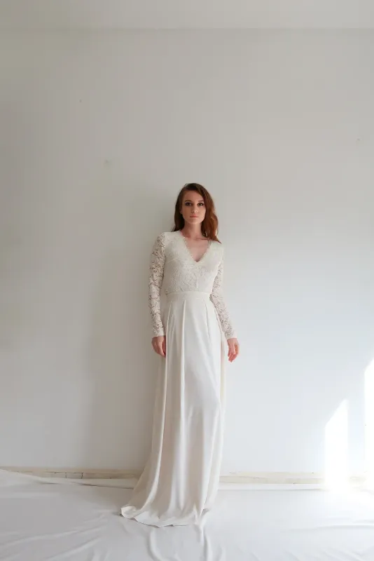 Vue de face de la robe de mariée SAFIR en dentelle avec manches longues et détails romantiques