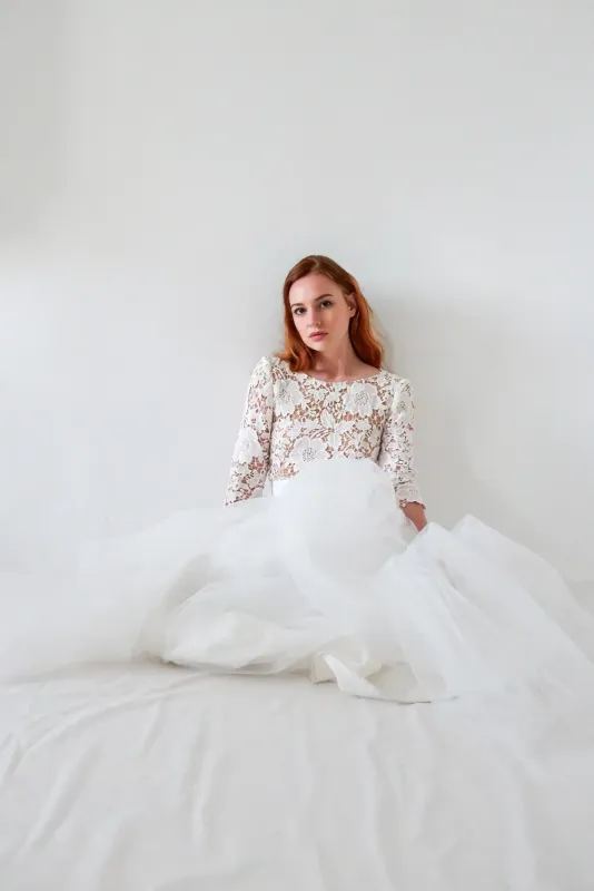 Robe de mariée en dentelle florale "Inaya" vue de face avec jupe en tulle aérien