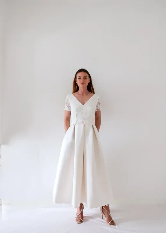 Robe de mariée mi-longue "Daphnée" en dentelle avec dos nu élégant