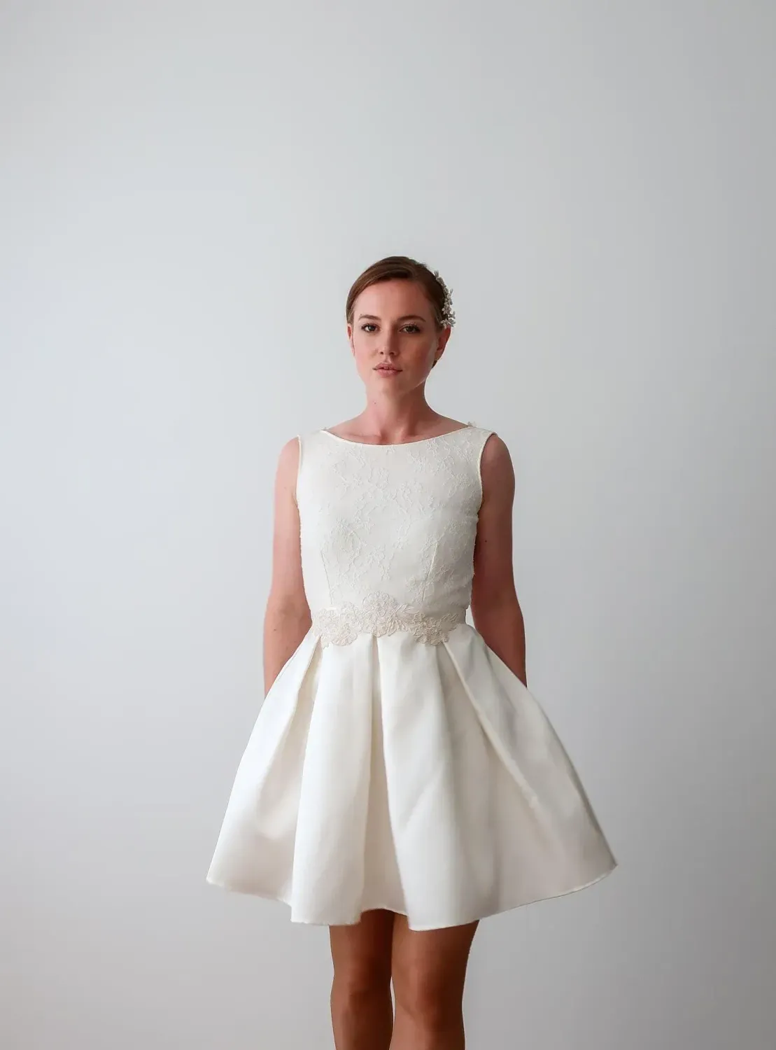 Robe de Mariée Courte en Dentelle avec Dos Nu en V T38. Mariage civil, tenue cérémonie laïque