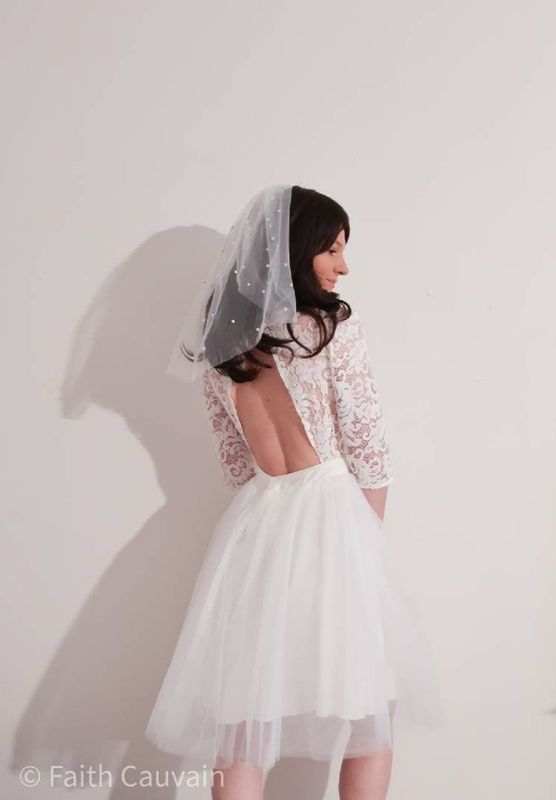 Voile Mi-Long à Perles – Élégant Accessoire de Mariée en Tulle avec Perles et Peigne Intégré