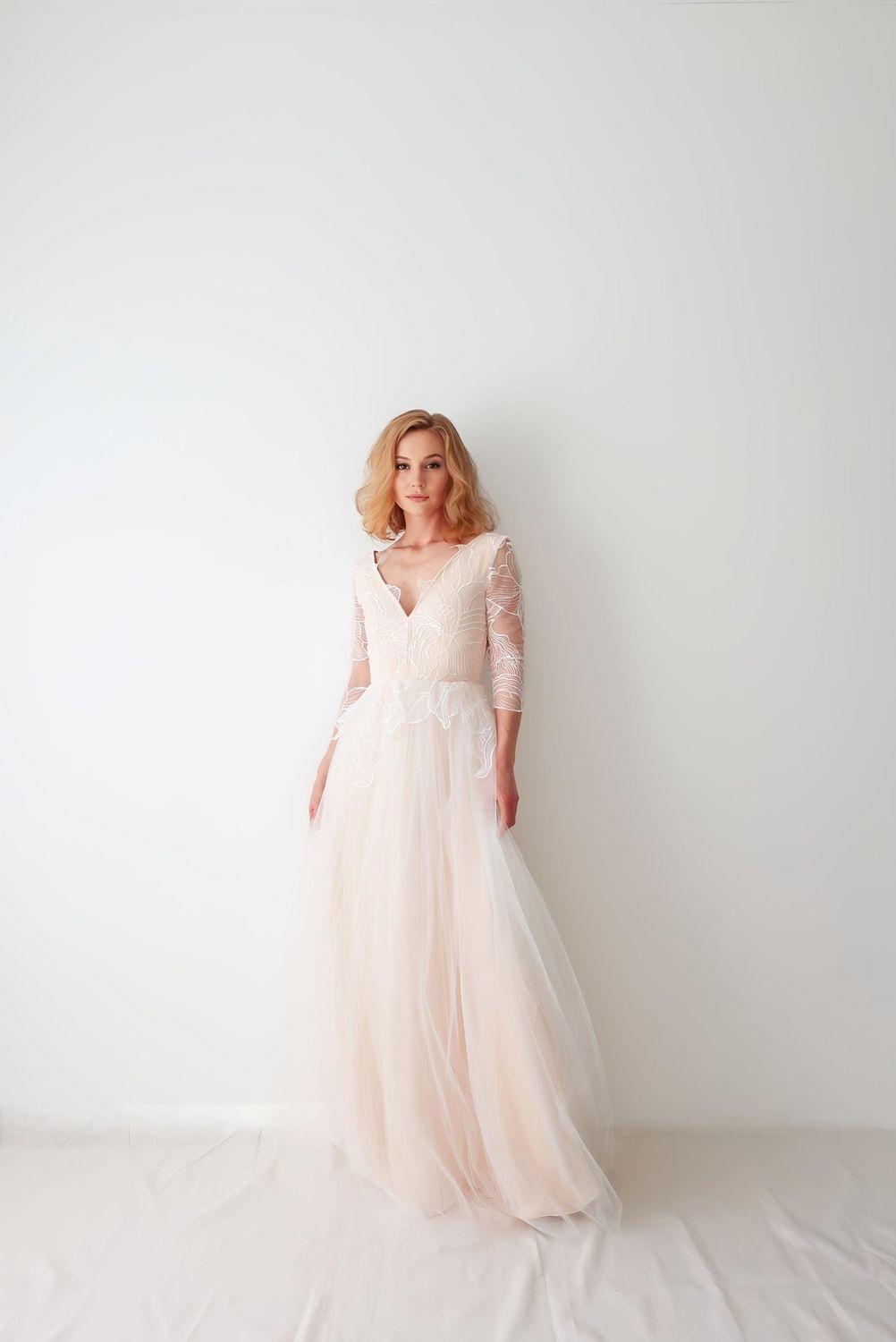 Mariée élégante portant une robe de mariage fluide et romantique, parfaite pour un mariage civil ou champêtre