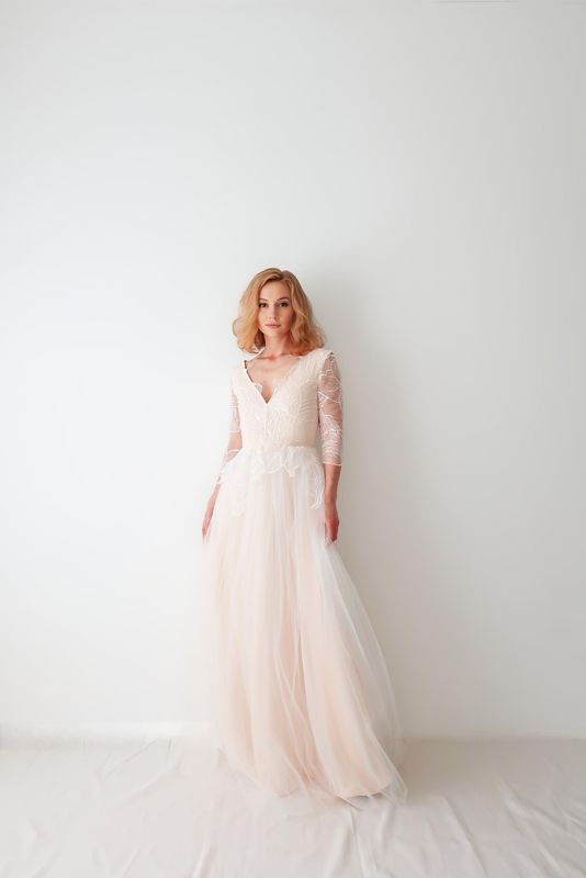 Mariée élégante portant une robe de mariage fluide et romantique, parfaite pour un mariage civil ou champêtre