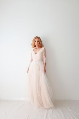 Mariée élégante portant une robe de mariage fluide et romantique, parfaite pour un mariage civil ou champêtre