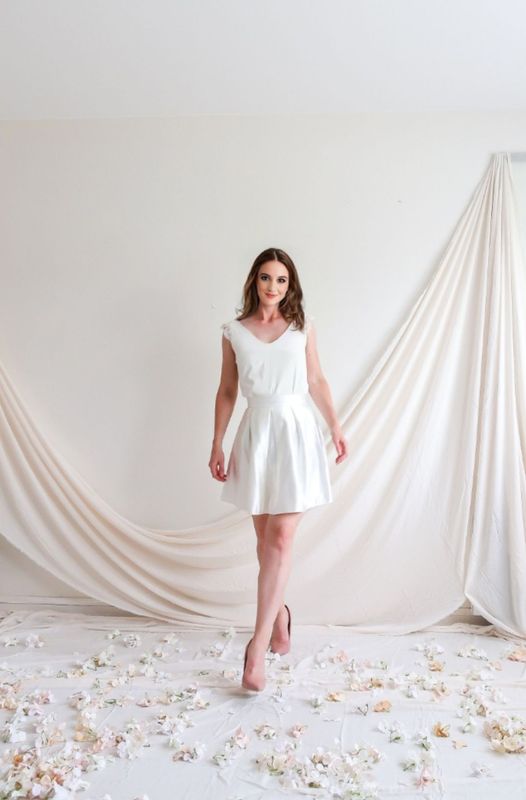 Jupe courte satinée, mariage civil. Tenue séparée jupe blanc cassé