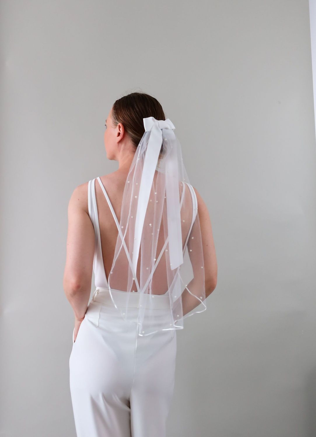 Voile Mi-Long à Perles et Noeud
