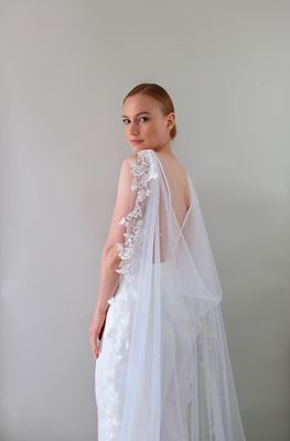 Cape amovible à perles et dentelle