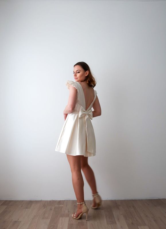 Robe de mariée courte avec dos plongeant et nœud élégant T36