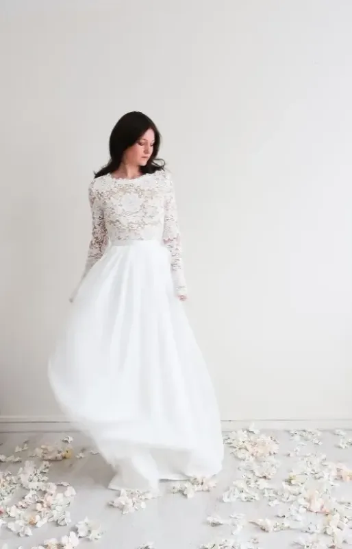 ILONA Robe de mariée longue ILONA en dentelle fine avec jupe en tulle fluide, vue de face
