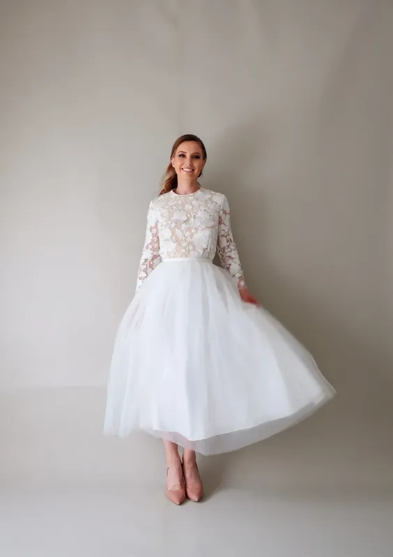 Robe de Mariée Mi-Longue Romantique en Dentelle et Tutu Vaporeux - LIZY Détail de la dentelle à fleurs et doublure rose poudré de la robe LIZY