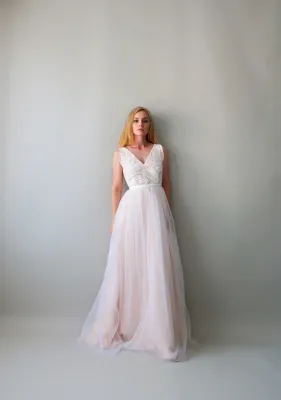 Robe de mariée GALADRIELLE avec décolleté en V brodé de sequins sur fond rose poudré