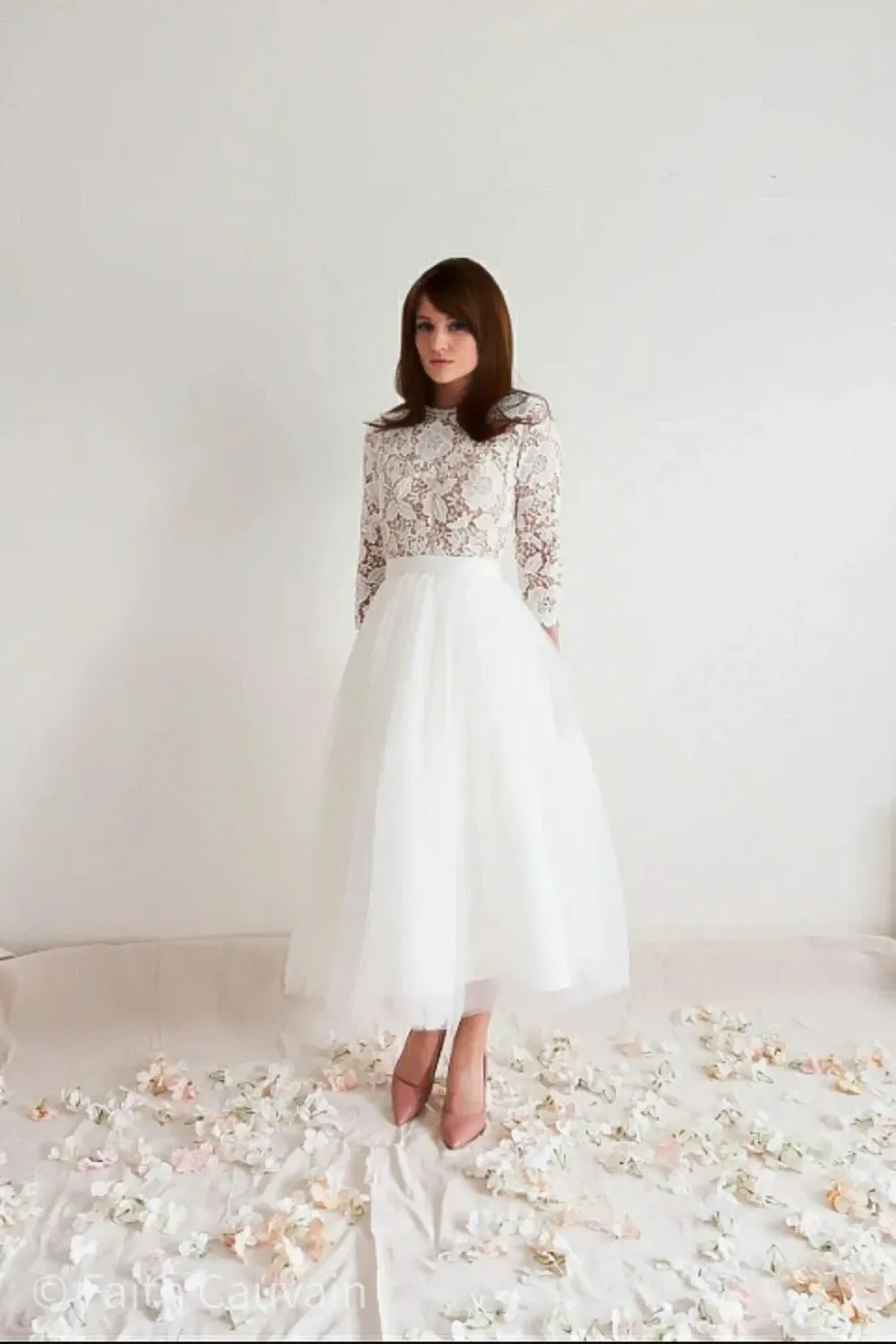 Robe de Mariée Mi-Longue en Dentelle et Tulle avec Ceinture Nouée - VALENTINA Détails élégants en dentelle et tulle de la robe de mariée VALENTINA mi-longue manches guipure