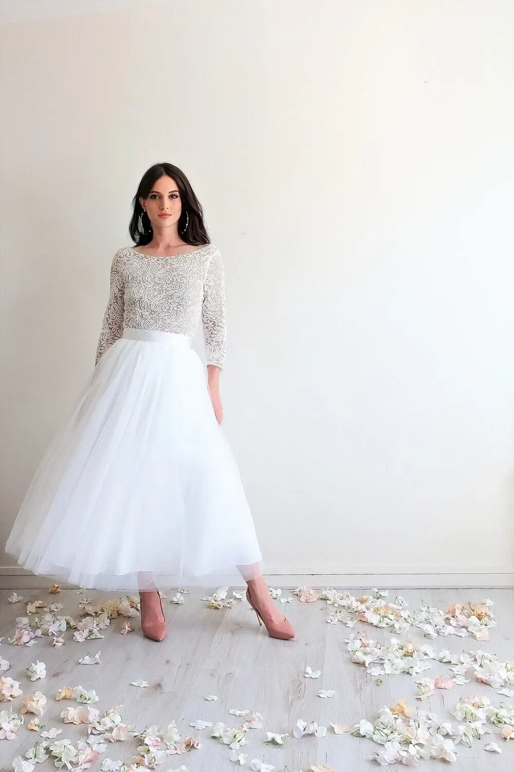 Robe de Mariée Mi-Longue en Dentelle Moderne et Tutu Vaporeux - PALERMA Vue latérale de la robe de mariée mi-longue PALERMA avec jupe tutu et dentelle