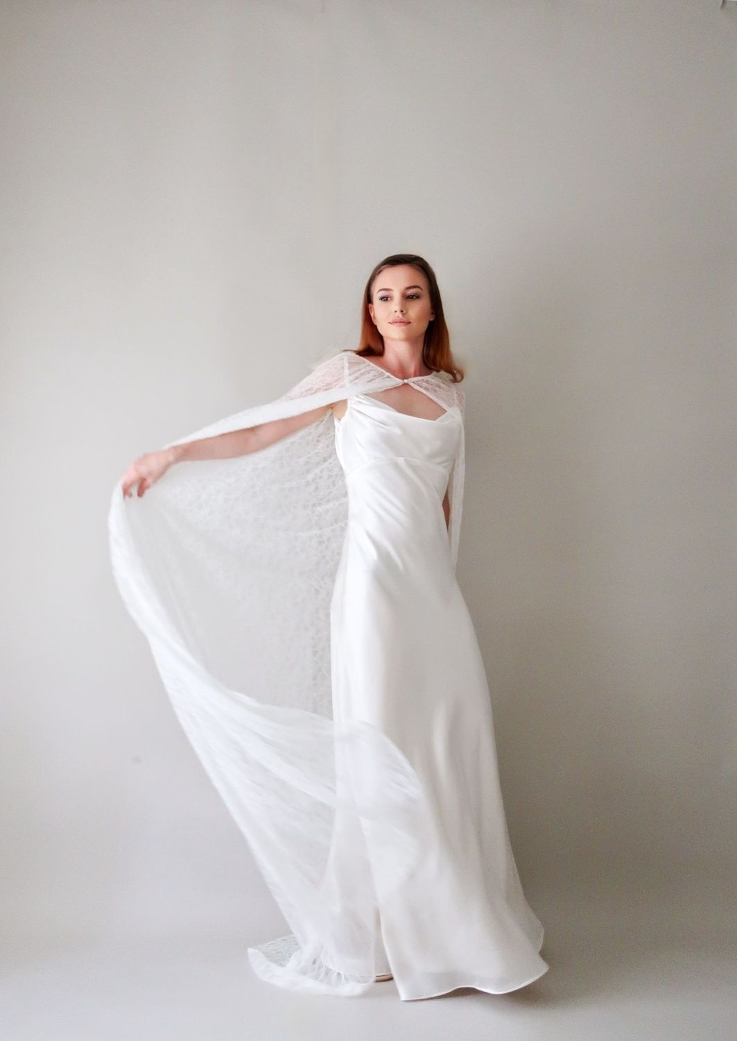 Longue Cape en Dentelle – Accessoire de Mariage Élégant et Raffiné Longue Cape en Dentelle – Accessoire de Mariage Élégant et Raffiné