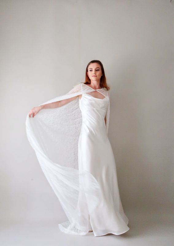 Longue Cape en Dentelle – Accessoire de Mariage Élégant et Raffiné Longue Cape en Dentelle – Accessoire de Mariage Élégant et Raffiné