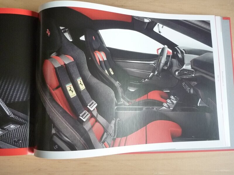 フェラーリ　458 SPECIALE カタログ 458スペチアーレ（フェラーリ）の歴代モデル・グレード別