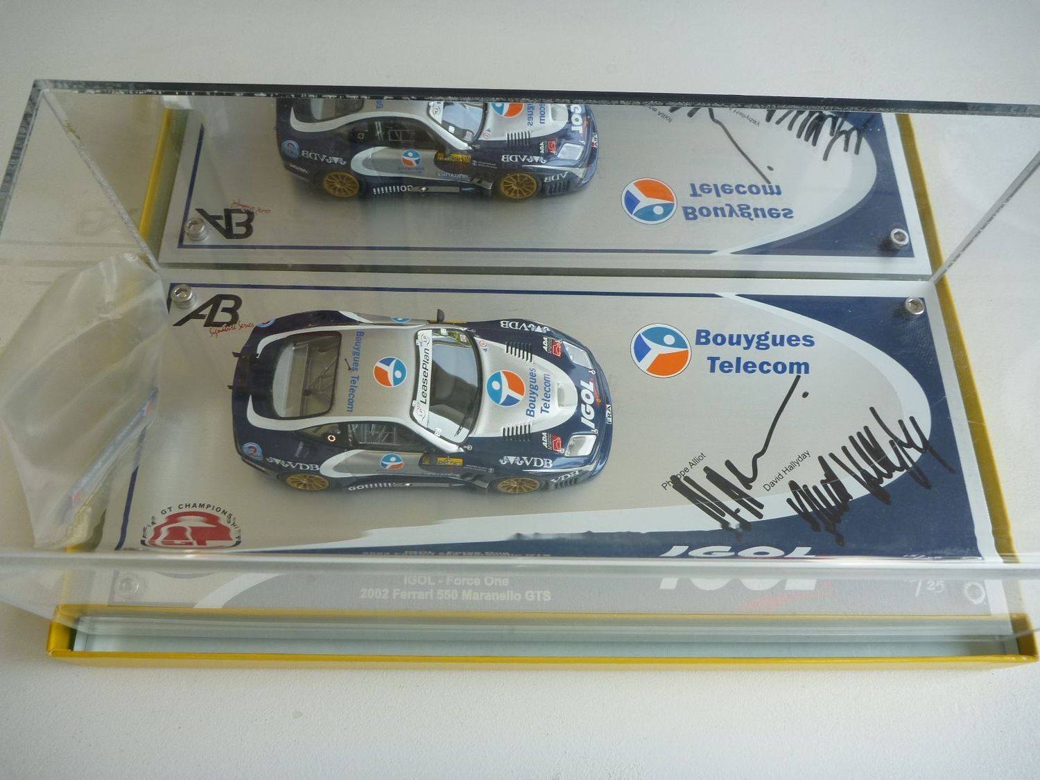 Fabulous Autobarn 1/43 Ferrari 550 Igol/Force One 2002 - #15/25 - Signed by both drivers !!