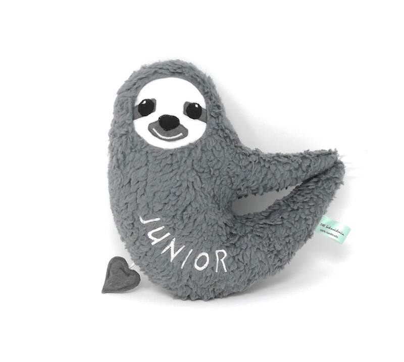 Personalisierte Spieluhr zum Aufhängen Faultier grau: mit Namen und Wunschmelodie, aus Öko Teddy Plüsch, mit austauschbarer Spieluhr. Taufgeschenk