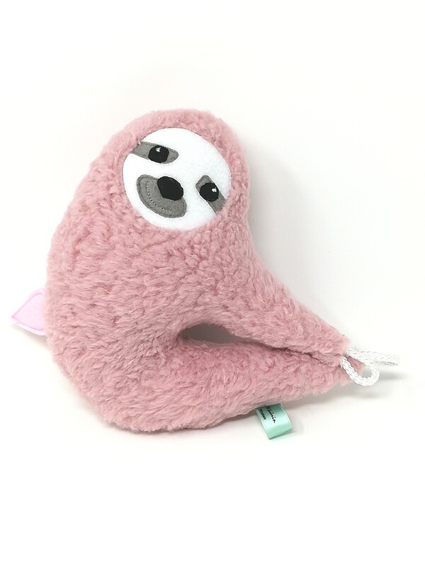 Personalisierte Spieluhr zum Aufhängen Faultier altrosa: mit Namen und Wunschmelodie, aus Öko Teddy Plüsch, mit austauschbarer Spieluhr. Taufgeschenk