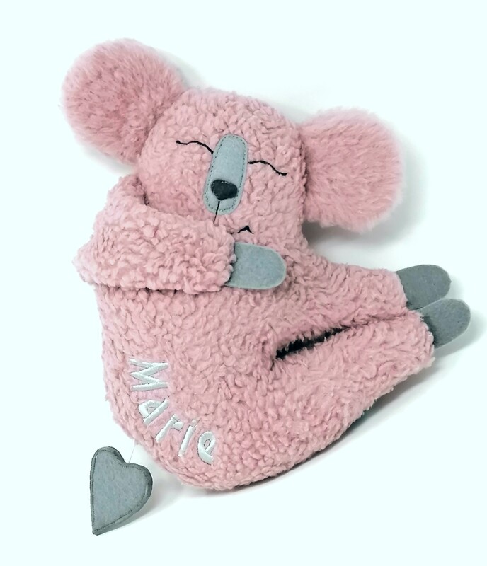 Personalisierte Baby Spieluhr zum Aufhängen Koala altrosa mit Namen und Wunschmelodie, aus Öko Teddy Plüsch, mit austauschbarer Spieluhr. Taufgeschenk