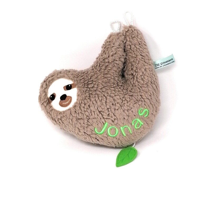 Personalisierte Spieluhr zum Aufhängen Faultier mokka late: mit Namen und Wunschmelodie, aus Öko Teddy Plüsch, mit austauschbarer Spieluhr. Taufgeschenk