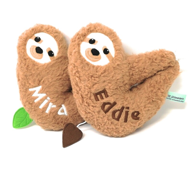Personalisierte Spieluhr zum Aufhängen Faultier braun: mit Namen und Wunschmelodie, aus Öko Teddy Plüsch, mit austauschbarer Spieluhr. Taufgeschenk