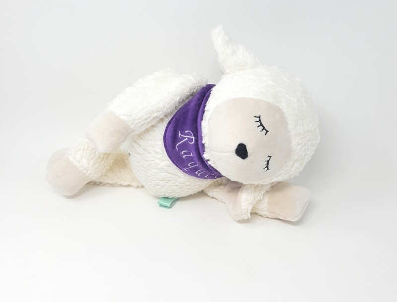 Personalisiertes Kuscheltier Schaf mit Namen als Erinnerungsstück, als Plüschtier oder Spieluhr mit Wunschmelodie
