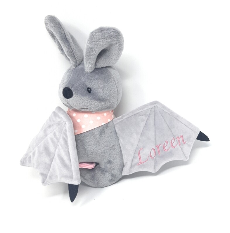 Personalisiertes Kuscheltier für Spieluhr Fledermaus grau-rosa Gr. 30 cm, Plüschtier Fledermaus mit Namen und Wunschmelodie, süßes Geschenk für Geburt, Taufe, Geburtstag