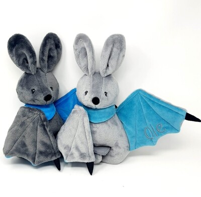 Personalisiertes Kuscheltier für Spieluhr Fledermaus grau-türkis Gr. 30 cm, Plüschtier Fledermaus mit Namen und Wunschmelodie, süßes Geschenk für Geburt, Taufe, Geburtstag