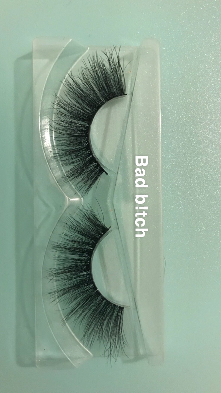 Mink eyelashes in the style “bad b!tch”