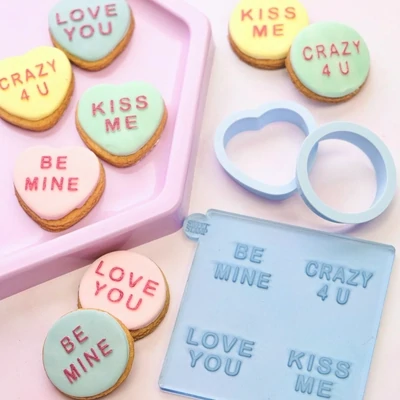 Sweet Stamp -OUTboss Stamp &#39;n Cut - LOVE HEARTS -  2 Πλαστικά Κουπ πατ, Κύκλος και Καρδιά και Σφραγίδα με 4 μηνύματα