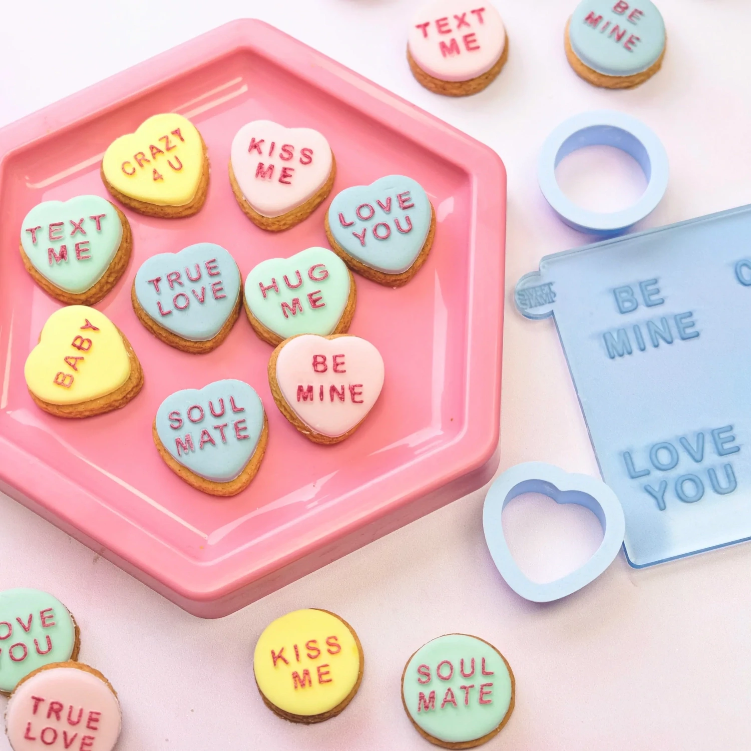 Sweet Stamp -OUTboss Stamp &#39;n Cut - LOVE HEARTS -  2 Πλαστικά Κουπ πατ, Κύκλος και Καρδιά και Σφραγίδα με 4 μηνύματα