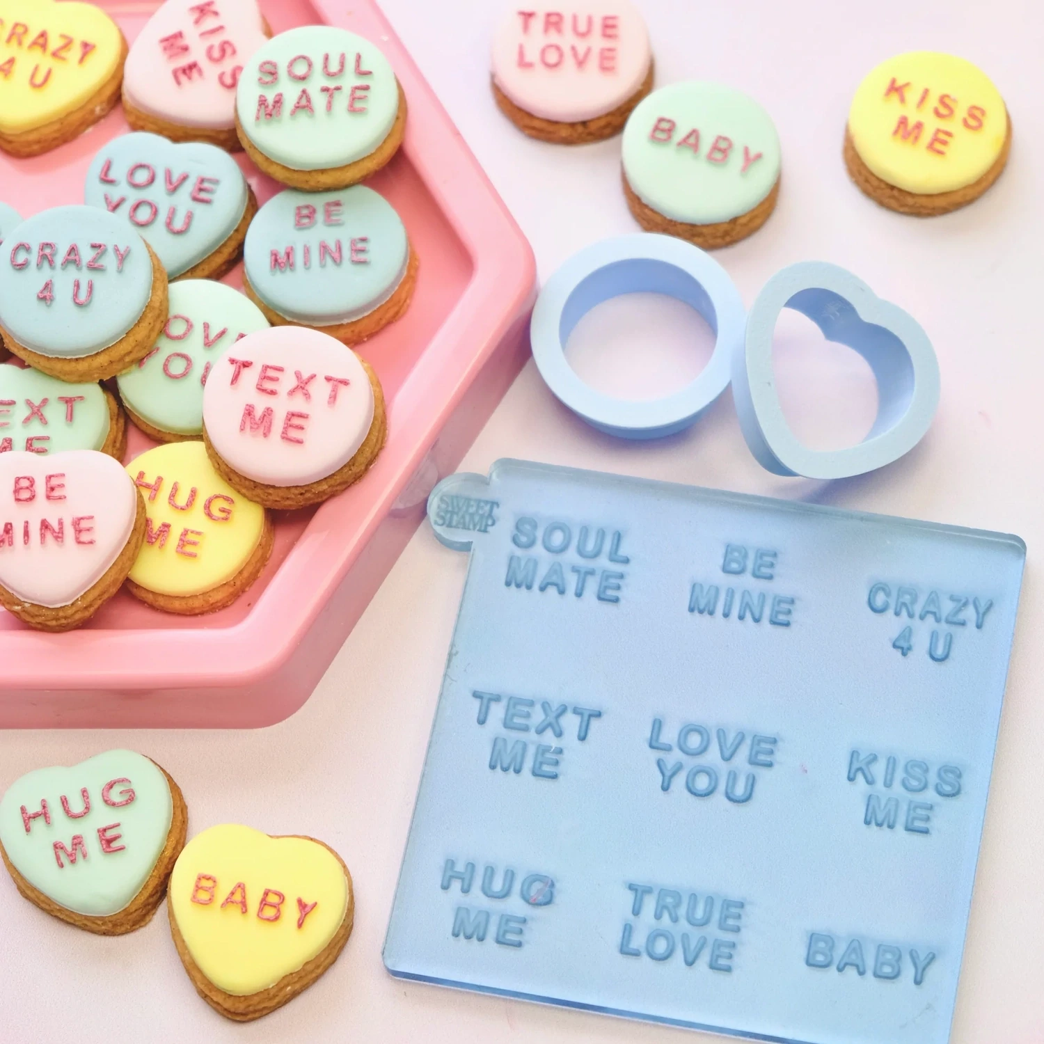 Sweet Stamp -OUTboss Stamp &#39;n Cut - LOVE HEARTS -EXTRA MINI-  2 μικρά Πλαστικά Κουπ πατ, Κύκλος και Καρδιά και Σφραγίδα με 9 μηνύματα