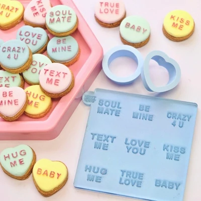 Sweet Stamp -OUTboss Stamp &#39;n Cut - LOVE HEARTS -EXTRA MINI-  2 μικρά Πλαστικά Κουπ πατ, Κύκλος και Καρδιά και Σφραγίδα με 9 μηνύματα