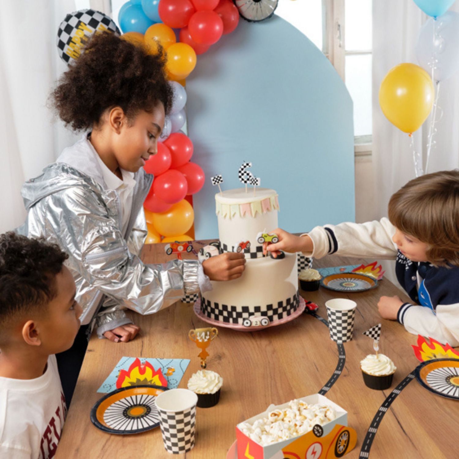 PartyDeco Cupcake Toppers -CARS  - Σετ 4τεμ Τόπερ με θέμα τα Αγωνιστικά Αυτοκίνητα