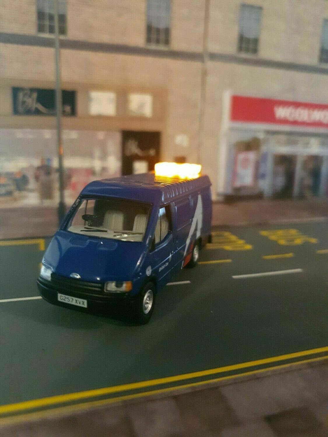 76FT3008 - Ford Transit MK3 British Gas with Leigh Models and Hobbies Light Bar