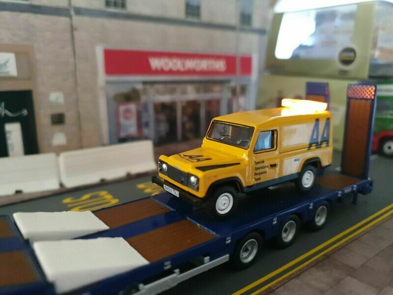 76DEF009 - Landrover Defender AA with Leigh Models and Hobbies Light Bar