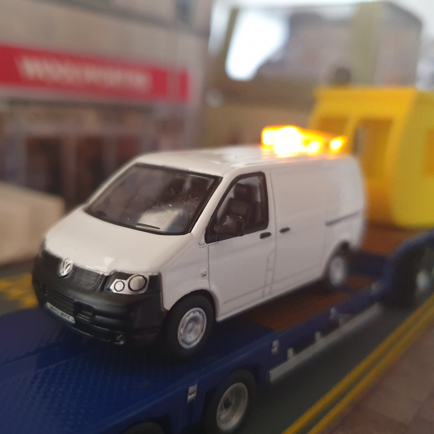 76T5V002 - VW T5 Van White with Leigh Models and Hobbies Light Bar