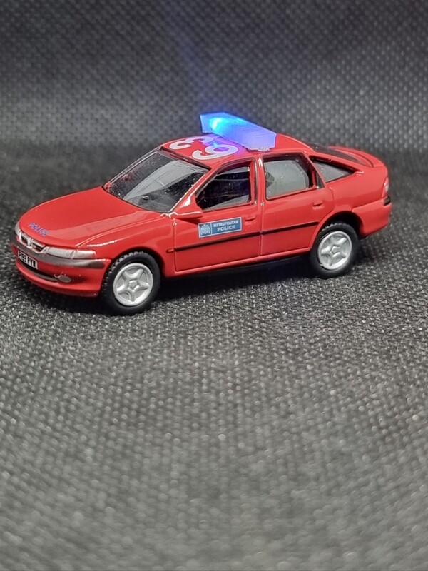 76VV002 - Vauxhall Vectra Metropolitan Police with Leigh Models and Hobbies Light Bar