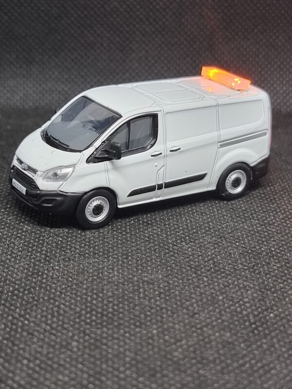 76CUS002 - Ford Transit Custom White with Leigh Models and Hobbies Light Bar