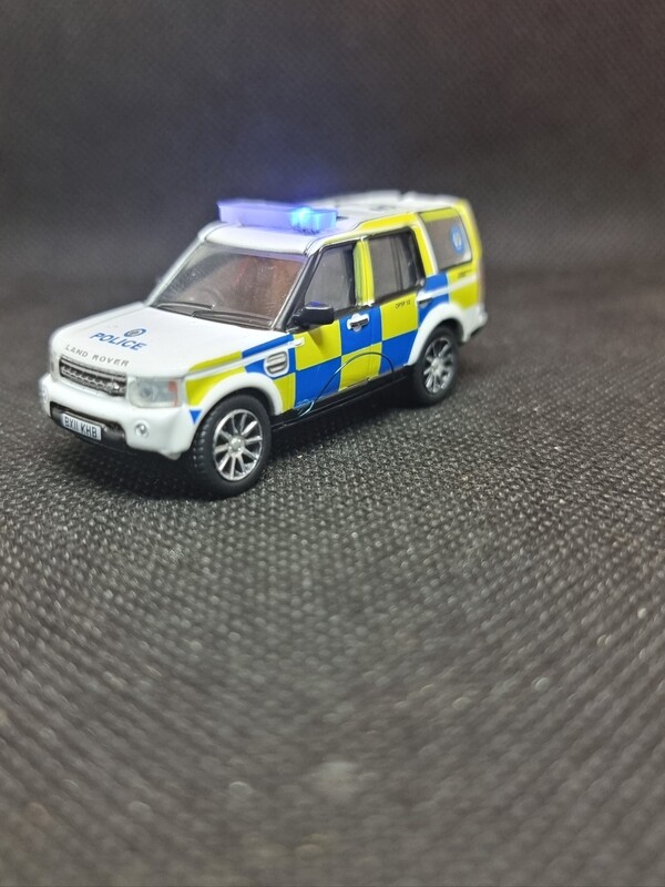 76DIS006 - Landrover Discovery 4 West Midlands Police with Leigh Models and Hobbies Light Bar
