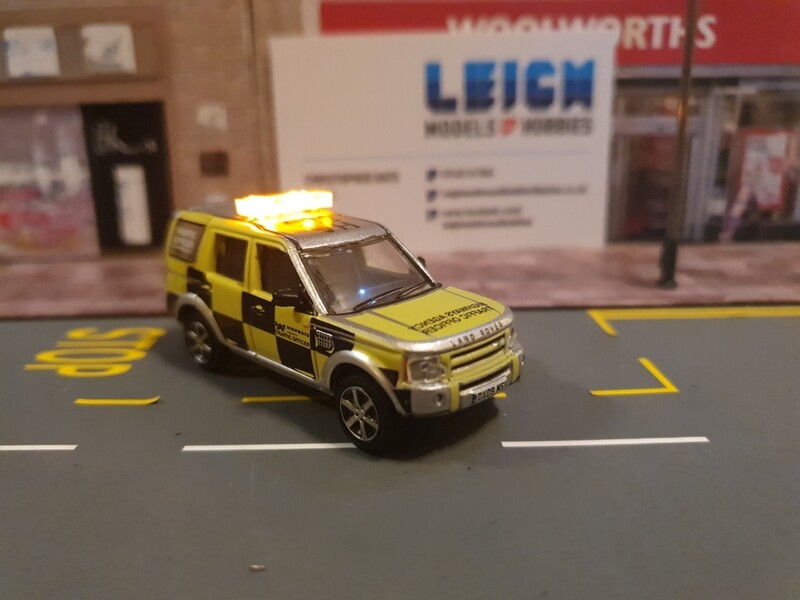 76LRD004 - Land Rover Discovery Highways Agency with Leigh Models and Hobbies Light Bar
