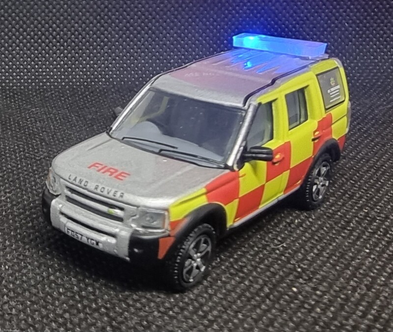76LRD005 - Nottinghamshire Fire and Rescue Landrover Discovery with Leigh Models and Hobbies Light Bar