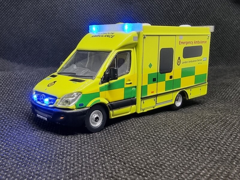 76MA002 - Mercedes-Benz Ambulance London with Leigh Models and Hobbies Lighting