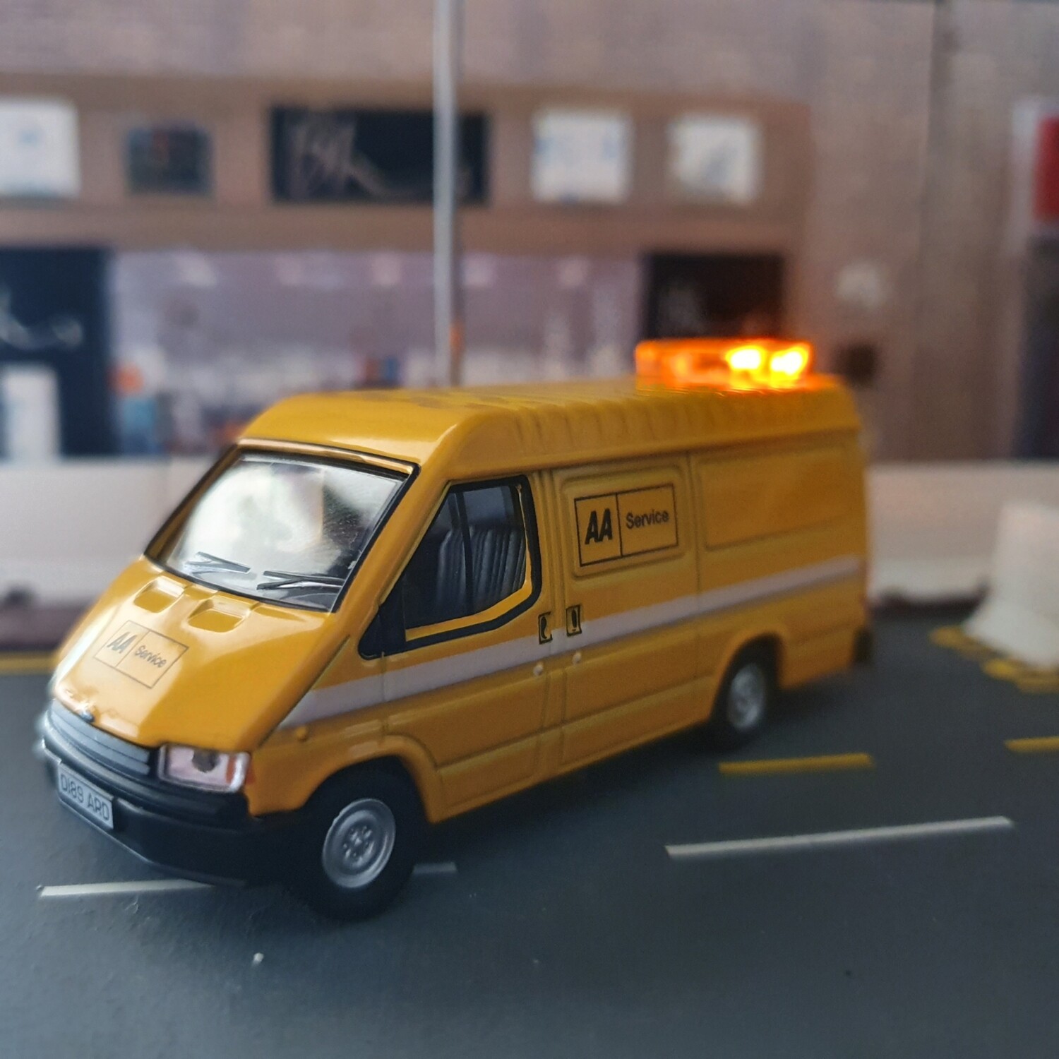 76FT3004 - Ford Transit Mk3 AA with Leigh Models and Hobbies Light Bar