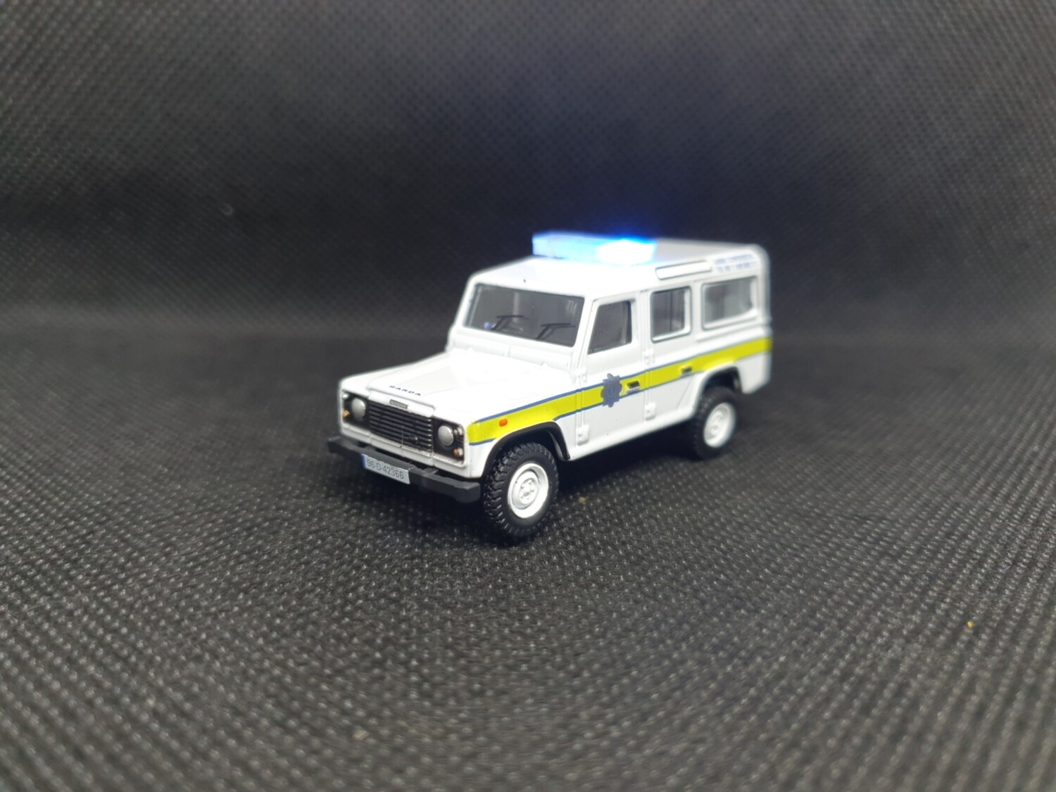 76DEF004 - Landrover Defender Garda with Leigh Models and Hobbies Light Bar